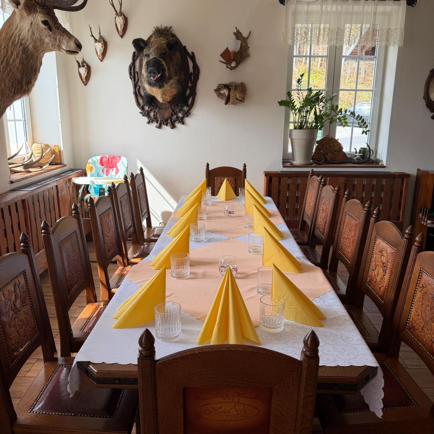 Slavnostně prostřený stůl v restauraci Celnice