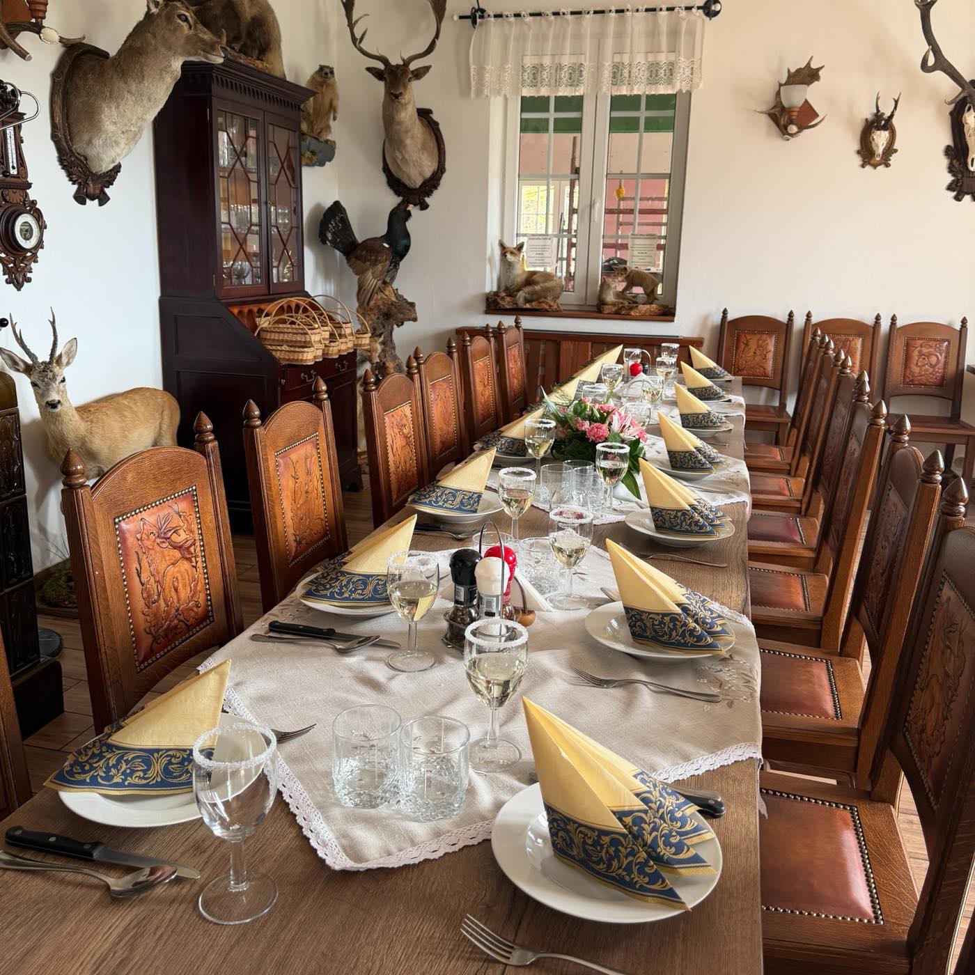 Interiér restaurace v loveckém stylu
