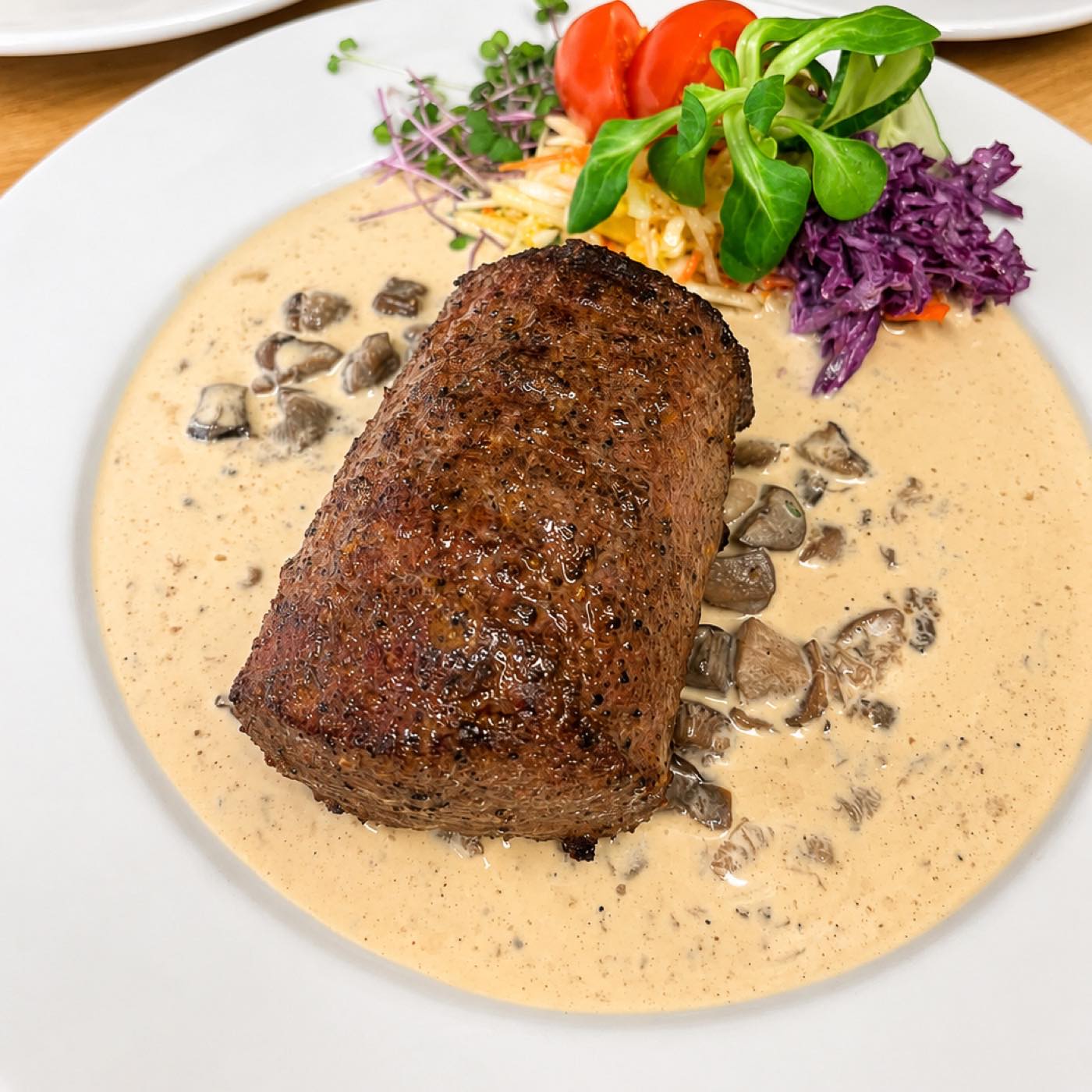 Zvěřinový steak se smetanovou houbovou omáčkou — Restaurace Celnice