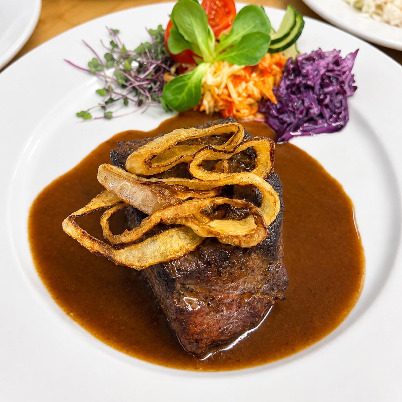 Steak s pečenou cibulí v tmavé omáčce — Restaurace Celnice